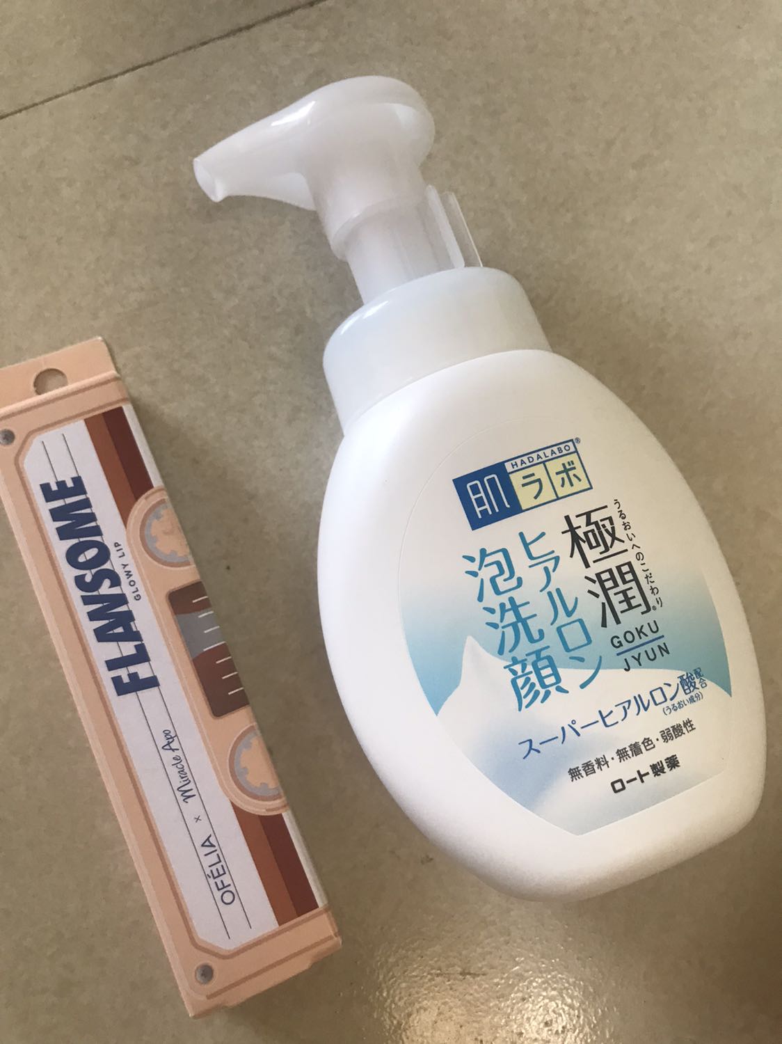 Shop đóng gói rất kỹ , bọc hàng cẩn thận , sữa rữa mặt bên trong còn nguyên tem, mùi thơm, mình đã dùng sp này nhiều rồi, rất chim ưng nhé. Son tặng kèm màu siêu xinh, thơm nữa . Shiper thì biết ngõ nhà mùnh rồi, siêu thân thiện. Mọi ng mua thử và cảm nhận nhé. Ok lắm luôn