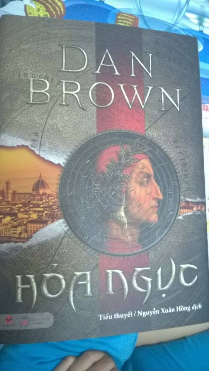Đơn hàng này tiki giao hàng trễ của tôi 1 ngày. Vấn đề này "không lớn lắm" nhưng tôi phải ở nhà chờ để được trả tiền lấy sách. Mình làm dịch vụ nó phải khác. Nhân viên khi được tôi nhắc là giao hàng trễ chỉ nói đơn giản "Vậy hả 3/9 là hôm qua à". Rõ ràng có vẻ không được đào tạo về ứng xử đối với khách hàng. 
Sách tiki giao "Hỏa ngục" trang đầu tiên có vẻ bị dính vào bìa bằng keo thừa và được nhân viên rọc ra không cẩn thận. Tôi có thể nói điều này vì:
- Còn vệt keo rõ ràng trên bìa đầu tiên, nổi thành từng mảng lớn.
- Trang đầu tiên bị tróc giấy tương ứng với vị trí áp vào bìa.
Những người mua sách đều quý trọng nó, hãy chứng tỏ chúng tôi chọn đúng dịch vụ.