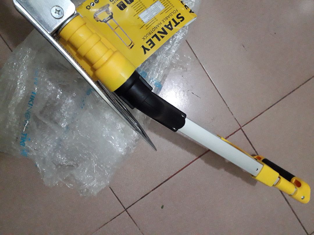 Sản phẩm nhìn bên ngoài trông có vẻ chắc chắn, nhưng khi mình nâng một chậu cây khoảng 30-35kg thì bị cong càng như hình chụp. Cái này chắc dùng cho các ông bà già kéo cái giỏ đi chợ thì thích hợp. Sản phẩm nhìn bên ngoài trông có vẻ chắc chắn, nhưng khi mình nâng một chậu cây khoảng 30-35kg thì bị cong càng như hình chụp. Cái này chắc dùng cho các ông bà già kéo cái giỏ đi chợ thì thích hợp.