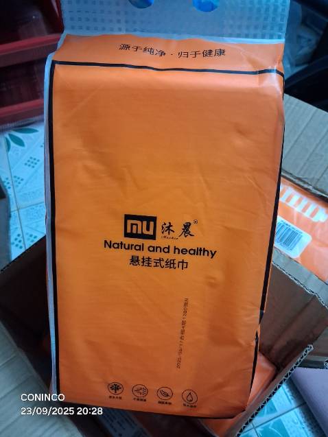 Hàng gói cẩn thận, còn hạn sử dụng 3 năm từ 17/06/2025, 1280 tờ không phải 1360 tờ như quảng cáo, có móc treo trong 1 hộp.