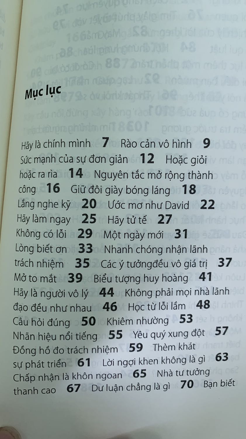 Về Tiki: fast and very good :)))
Về sách:
- mình thích thiết kế bìa, rất có điểm nhấn
- nội dung thì mỗi bài là một bài truyền cảm hứng (kiểu như tư duy cá nhân). Cái hay của mỗi bài là không quá dài(khoảng 1*** chữ), sẽ khiến những bạn mới làm quen với việc đọc sách không bị nản.
- cách trình bày có điểm nhấn ở những câu nói quan trọng sẽ giúp người đọc lưu tâm được câu nói
- còn lý do mình cho 4 sao thì hầu như đa số các bài đều có có cách dẫn nhập giống nhau, với mình thì hơi nhàm chán. Điều nữa là nếu như có một bài tổng kết cũng như chỉ cách cho bản thân mỗi người phát triển nội lực thì sẽ hoàn thiện hơn so với việc chỉ kể ra những câu chuyện.