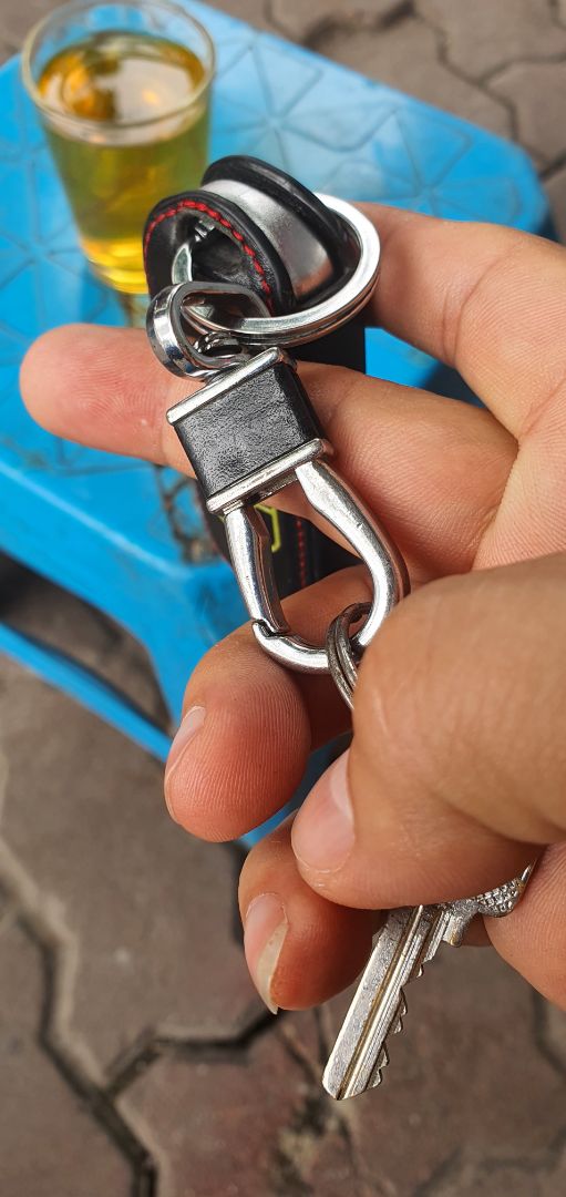 Không ngờ là rất đẹp, da và đường may khôn không có diềm chỉ thừa. Móc Inox dày dặn sáng bóng rẻ so với giá. Tuy nhiên giao hàng hết 1.5 ngày