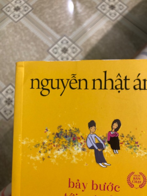 Sách hơi bị cong ở gáy