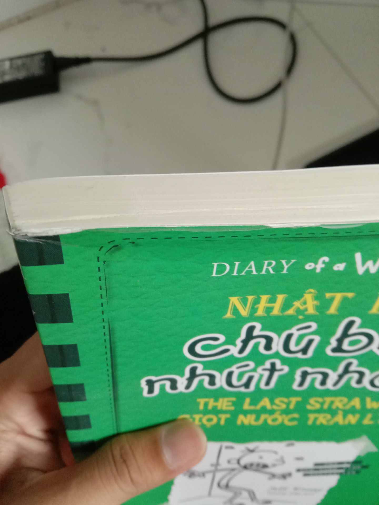 Lỗi ngay trang bìa, như là sách bị đè cấn trong 1 thời gian dài ấy,vết rất sâu không thể khắc phục được