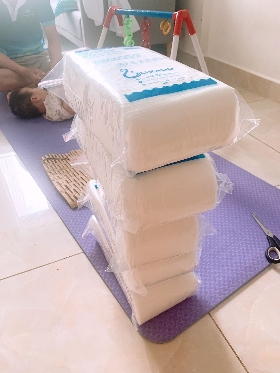 Bé nhà mình bé gái, 4 tháng hơn vẫn xài laoif này. Vừa rẻ vừa thoáng mát, hàng. Ngày xài miếng lot, tối xài bim quần