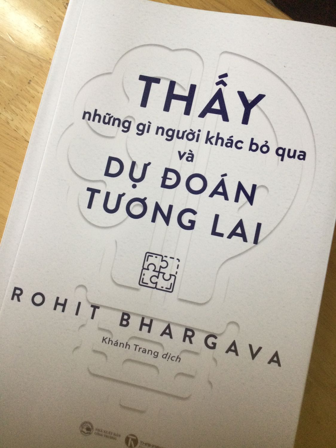 Cuốn sách có ích cho những bạn làm về lĩnh vực maketing. Và còn hơn thế nữa, nó có thể áp dụng để giải trí và kiếm lợi nhuận, cái gọi là tư duy phi hiển nhiên. 
Riêng tui thì *** bome, nên chẳng áp dụng gì được để kiếm lợi nhuận cả, đọc giải trí cho vui thôi. Thấy hay thì giới thiệu mấy bạn maketing hay kinh doanh tìm hiểu để phát triển. Hehe.