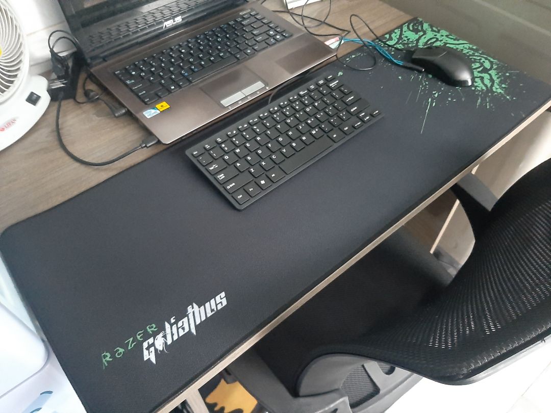 Mình quên đo kích nên hơi dài so với bàn nhưng thôi kệ.. Giao hàng rất nhanh chưa đầy 24h mình đặt ngày 16 ngày 17 đã giao.. chất lượng phù hợp trong tầm giá.