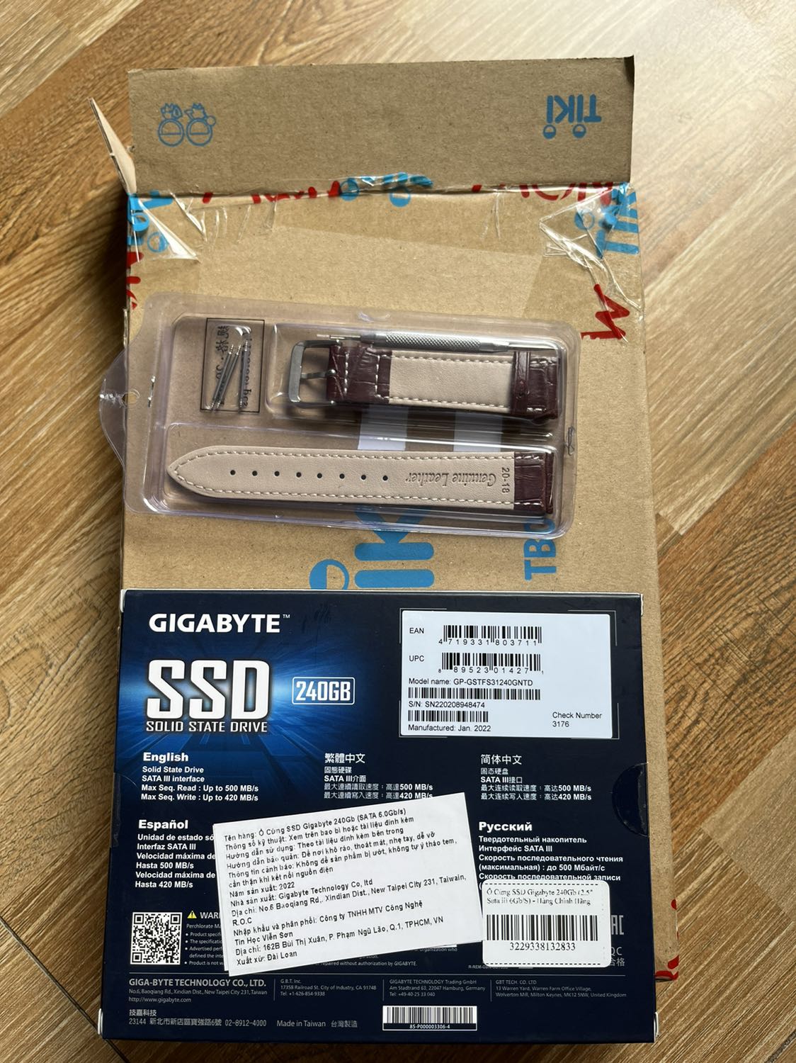 Lúc đặt hàng cứ loay hoay qua lại, khi chốt đơn và thanh toán xong thì mới ngã ngữa mình lại chọn nhầm size. Nhờ vậy mà mình mới thấy được đội ngũ của Tiki cực kỳ nhanh, gọn và hỗ trợ KH. Hàng đóng gói và được giao từ tận ngoài Bắc, mình huỷ đơn qua trung tâm hỗ trợ của tiki chứ k thể huỷ đơn trực tiếp. Shipper có vẻ chưa kịp cập nhật nên vẫn giao hàng. Mình bảo đã huỷ và yc shipper mang về. Chưa đầy 8 tiếng sau tiền đã được hoàn về ví. Không như ***: mình khiếu nại từ 29/06, sau nhiều lần hẹn hoàn trả tiền = *** xu; vậy mà nay đã là  15/07 vẫn phải email qua lại với CSKH của *** mà vẫn mòn mỏi chờ đợi. *** ơi, chán thật. Ảnh chỉ mang tính minh hoạ thôi nhé!