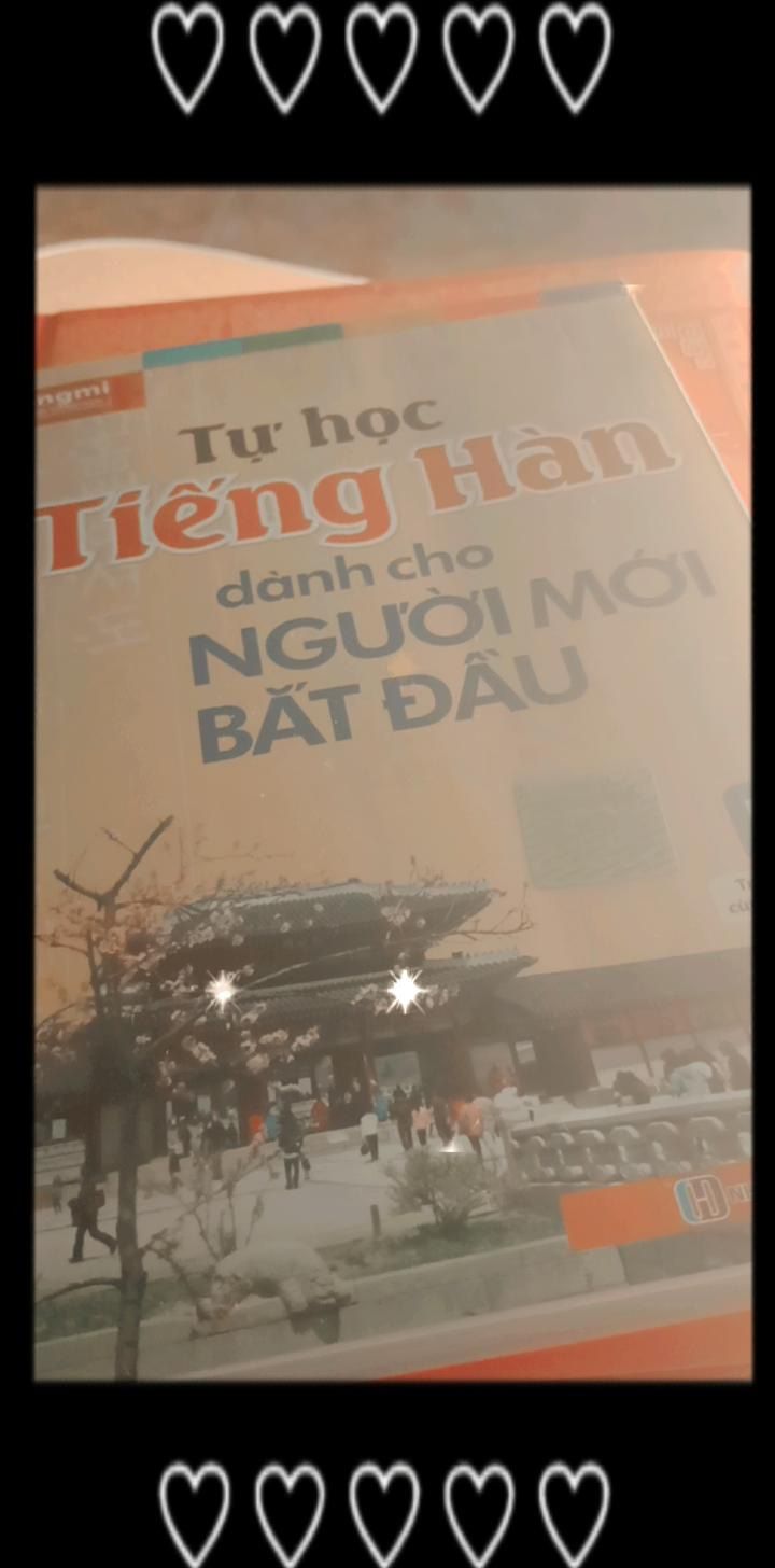 Như nhà phát hành đã trả lời, sách không kèm CD nhưng mn có thể tải app MCBooks về để ôn luyện song song với học sách. Hình ảnh trong sách được in đen trắng, sách dạy từ chữ viết đến ngữ pháp cơ bản, rất phù hợp cho người mới học, khi học xong các bạn có thể tìm những cuốn mức trung cấp của MCBooks để học tiếp. Giá bìa của sách là 90k nên mình thấy giá trên Tiki là rất ổn. Vì mua vào đợt 12.12 nên mình được freeship TikiNow, giao hàng rất nhanh. Như nhà phát hành đã trả lời, sách không kèm CD nhưng mn có thể tải app MCBooks về để ôn luyện song song với học sách. Hình ảnh trong sách được in đen trắng, sách dạy từ chữ viết đến ngữ pháp cơ bản, rất phù hợp cho người mới học, khi học xong các bạn có thể tìm những cuốn mức trung cấp của MCBooks để học tiếp. Giá bìa của sách là 90k nên mình thấy giá trên Tiki là rất ổn. Vì mua vào đợt 12.12 nên mình được freeship TikiNow, giao hàng rất nhanh.