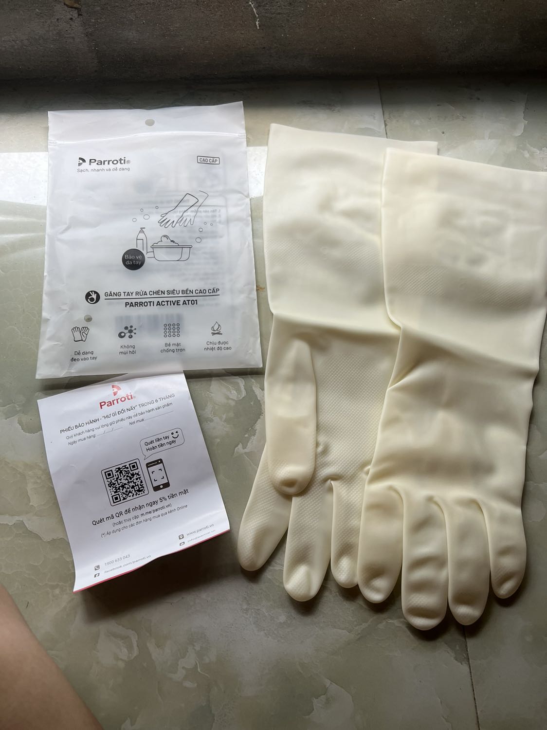 Găng tay siêu bền, dùng cả năm trời để ngoài nắng vẫn không hề xi nhê, quất luôn 4 đôi cho cả 4 nhà dùng