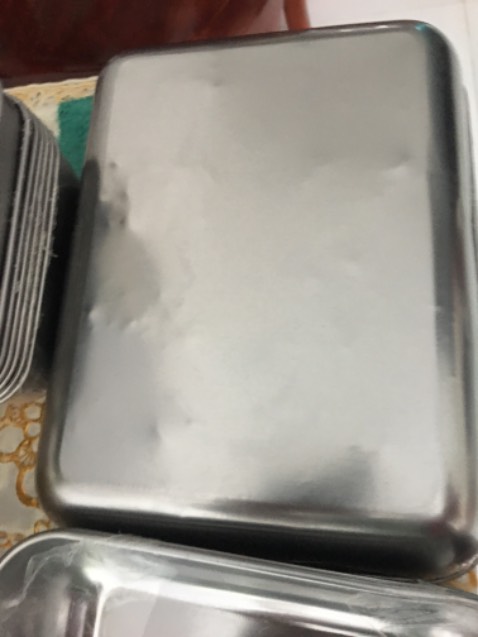 Shop giao hang khi mở ra  kiểm tra , thấy bên trên cũng đẹp ok (đến khi lấy hộp tren ra thì bên dưới nó như hình mình chup ) thiết nghĩ 1 hợp vậy k bao nhiêu tien nên bán thì phải có tâm , truớc khi giao tới khách hàng thì shop phải kiểm tra hang. Chất lượng hả giao , k chất lượng rồi thì đừng giao ,