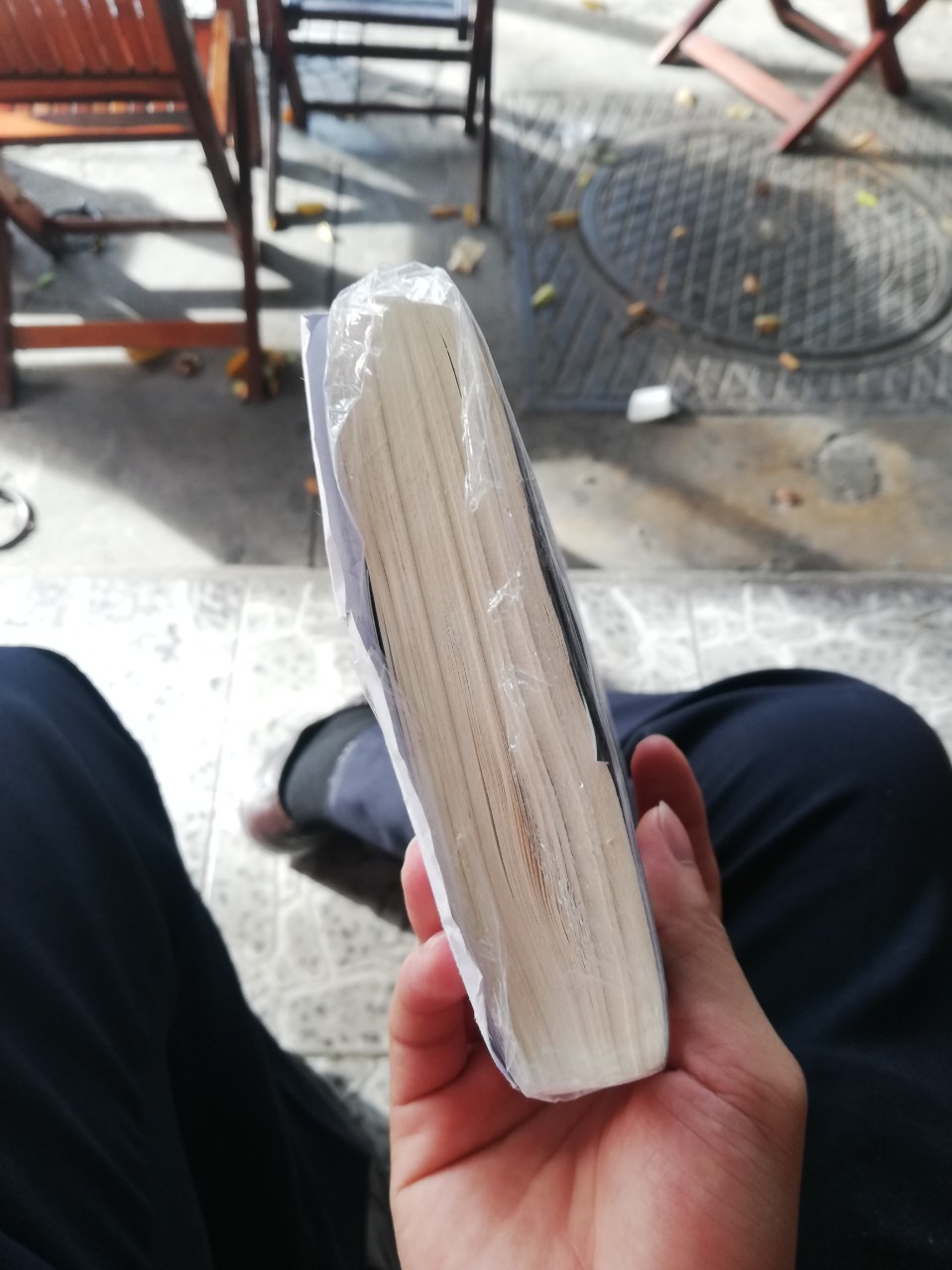 Trong ngày mình có nhận 2 cuốn sách từ Tiki .Khi sáng cuốn "Dám nghĩ lớn" chất lượng oke,người dao sách chủ động bóc ra để mình kiểm tra .
Chiều nay mình nhận đc cuốn "Đắc nhân tâm " ,chủ quan ko mở ra xem.Lúc về thì sách bị vô nước 1 đầu,ngoài ra còn rách cả giấy bọc ko hiểu sao người đóng hộp vẫn cho vào được.
Mình muốn đổi sách lại thì liên hệ ở đâu vậy Tiki