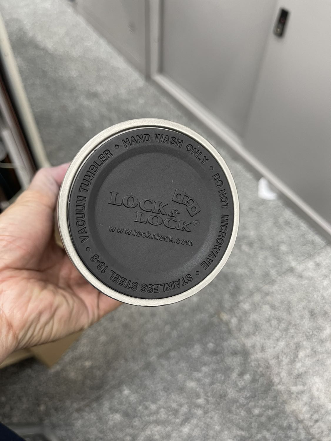 Tiện lợi, đẹp mắt, giao hàng nhanh chóng trong 2h có luôn, ưng ý đặt thêm 1 bình nữa nhưng bình thứ 2 bi trầy xước nhẹ. Ai phu trách chất lượng nhớ kiểm tra rồi giao khách.