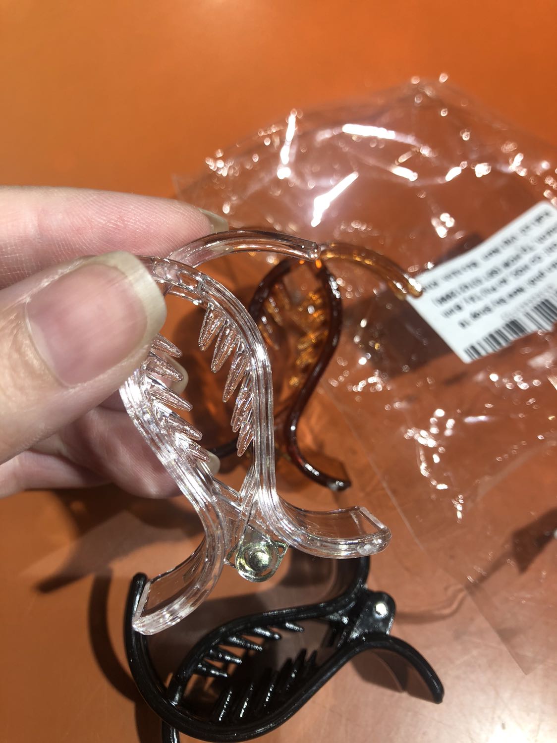 Giao nhanh 2h. Mua combo 3 kẹp được tặng bịch thun đen. Mẫu nhận dễ thương, cứng cáp, không bị lỏng như một số chỗ bán. Khá hài lòng.