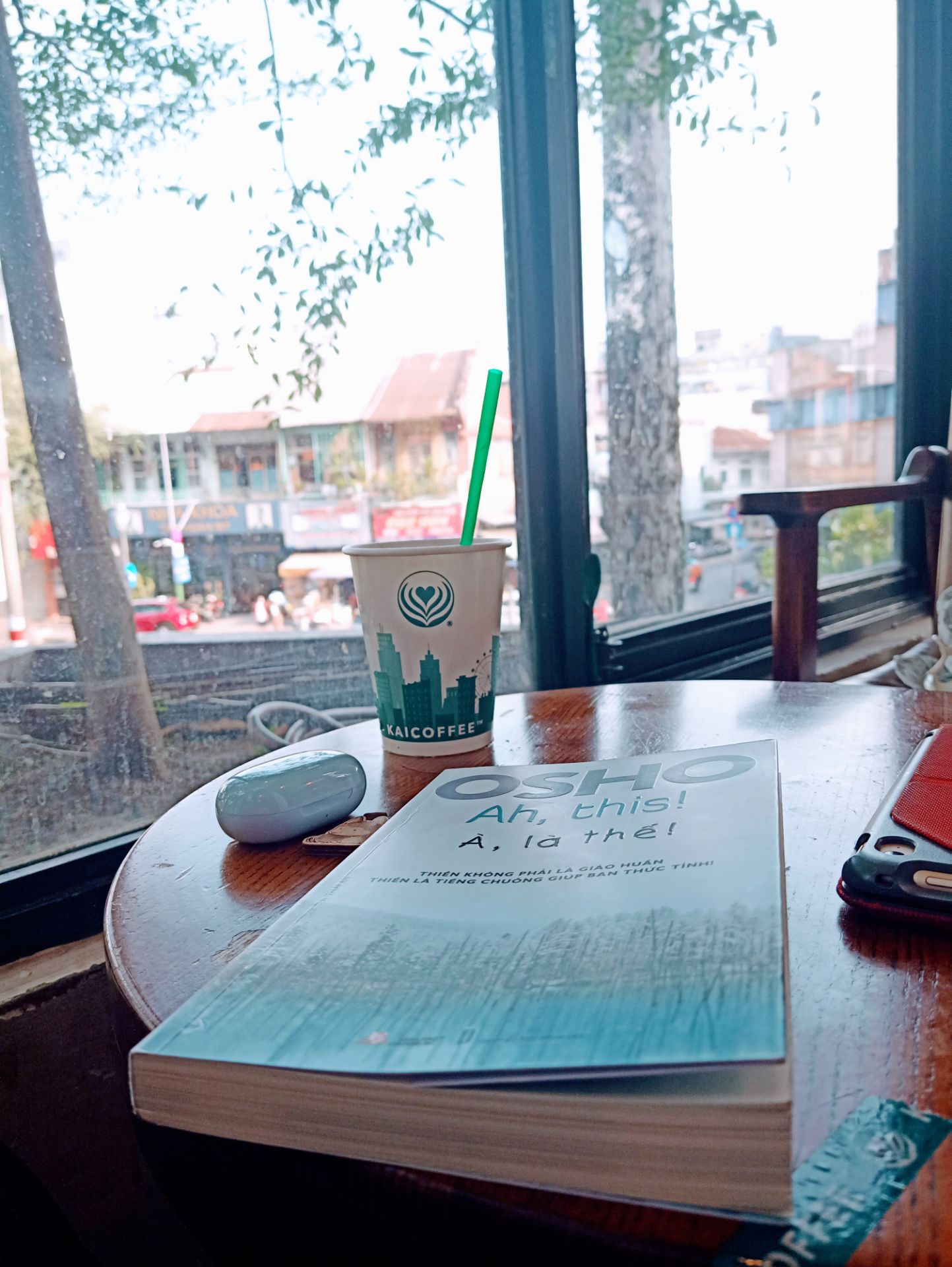 Đây là quyển sách đẹp nhất mình từng mua :3 bìa chữ in nổi, còn trong sách thì có nhiều hình ảnh về Phật giáo, Thiền,... rất đẹp. Về nội dung thì bao gồm nhiều câu hỏi về nhiều chủ đề và câu trả lời của Osho, chứ ko hẳn chỉ về Thiền. Vẫn là những bài học sâu sắc, những cách suy nghĩ đi ngược lại với tâm trí thông thường. Đọc những quyển sách như này giúp mình có thêm sự chú tâm trong cuộc sống hằng ngày!