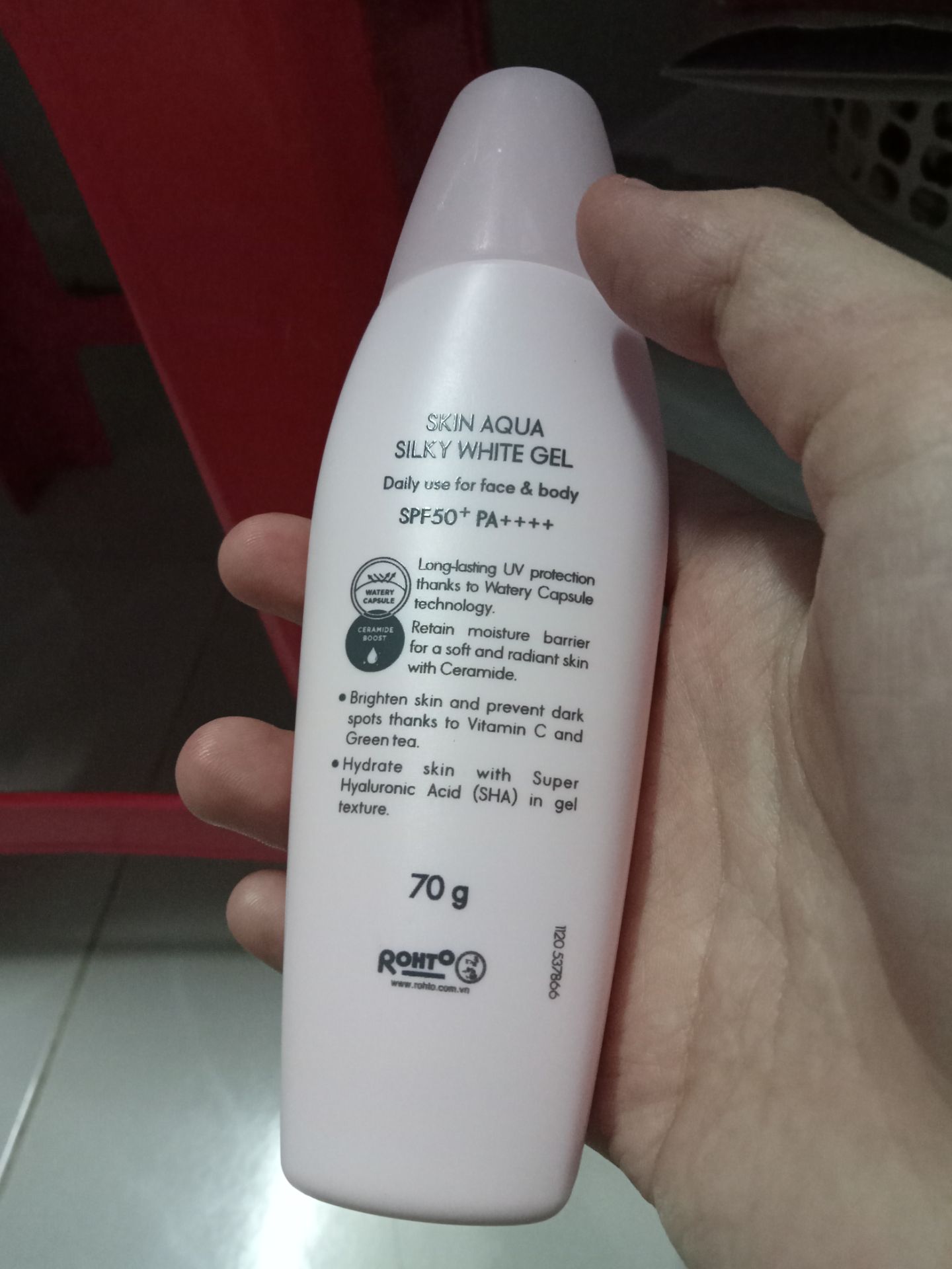 sài cái này theo mình thì thấy khá ổn 
giá bình dân với chất lượng ổn. Hợp với học sinh, sinh viên như mình a. Thấm nhanh dễ bôi nữa, mấy lần trước mua không biết lựa dạng đặc bôi dính chân mày trắng bệt :))))