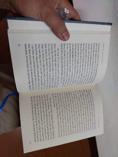 Hình thức: Bìa cứng, có phân trang, giấy in đẹp
Có màng bọc sách nhưng vận chuyên (hoặc ko do vận chuyển) làm móp gáy sách.
Điểm trừ nhẹ.