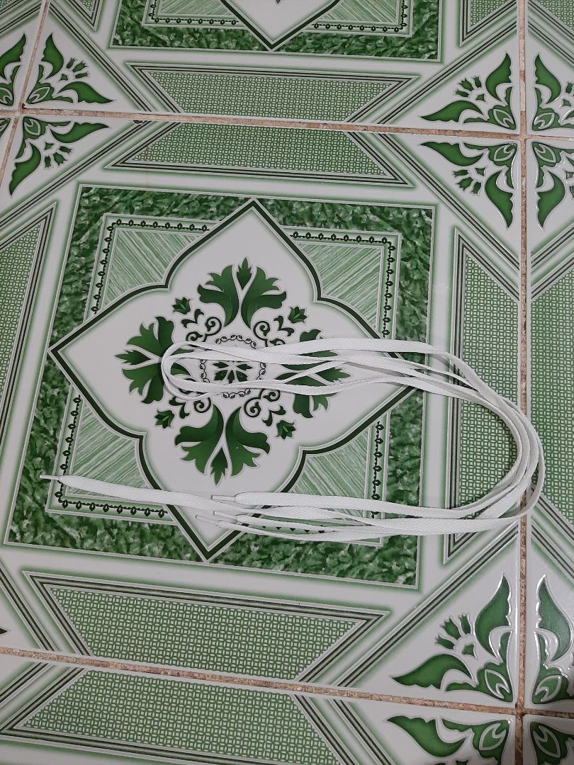 Giày đẹp, chất lượng thế nào thì cần thêm thời gian đánh giá. Thấy hình một số bạn đánh giá giày có gắn thẻ tag nhưng giày mình mua không thấy. Mang vào mới để ý là sao dây giày lại 1 dài 1 ngắn, hơi thất vọng khoản này