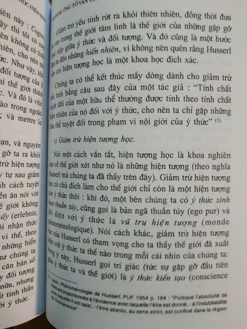 Ngoài vấn đề in ấn chưa được toàn thiện, còn lại thì đây là 1 cuốn sách hay, 1 cuốn sách đại cương về triết hiện sinh. Triết hiện sinh là triết lý lay tỉnh con người, bao lâu con người còn chưa biết phải sống thế nào thì chưa phải là sống 1 cách đích thực. Đọc triết hiện sinh ta mới biết được sứ mệnh làm người của ta và biết tiến lên sự "hiện hữu" trung thực nhất. Ngoài vấn đề in ấn chưa được toàn thiện, còn lại thì đây là 1 cuốn sách hay, 1 cuốn sách đại cương về triết hiện sinh. Triết hiện sinh là triết lý lay tỉnh con người, bao lâu con người còn chưa biết phải sống thế nào thì chưa phải là sống 1 cách đích thực. Đọc triết hiện sinh ta mới biết được sứ mệnh làm người của ta và biết tiến lên sự "hiện hữu" trung thực nhất.