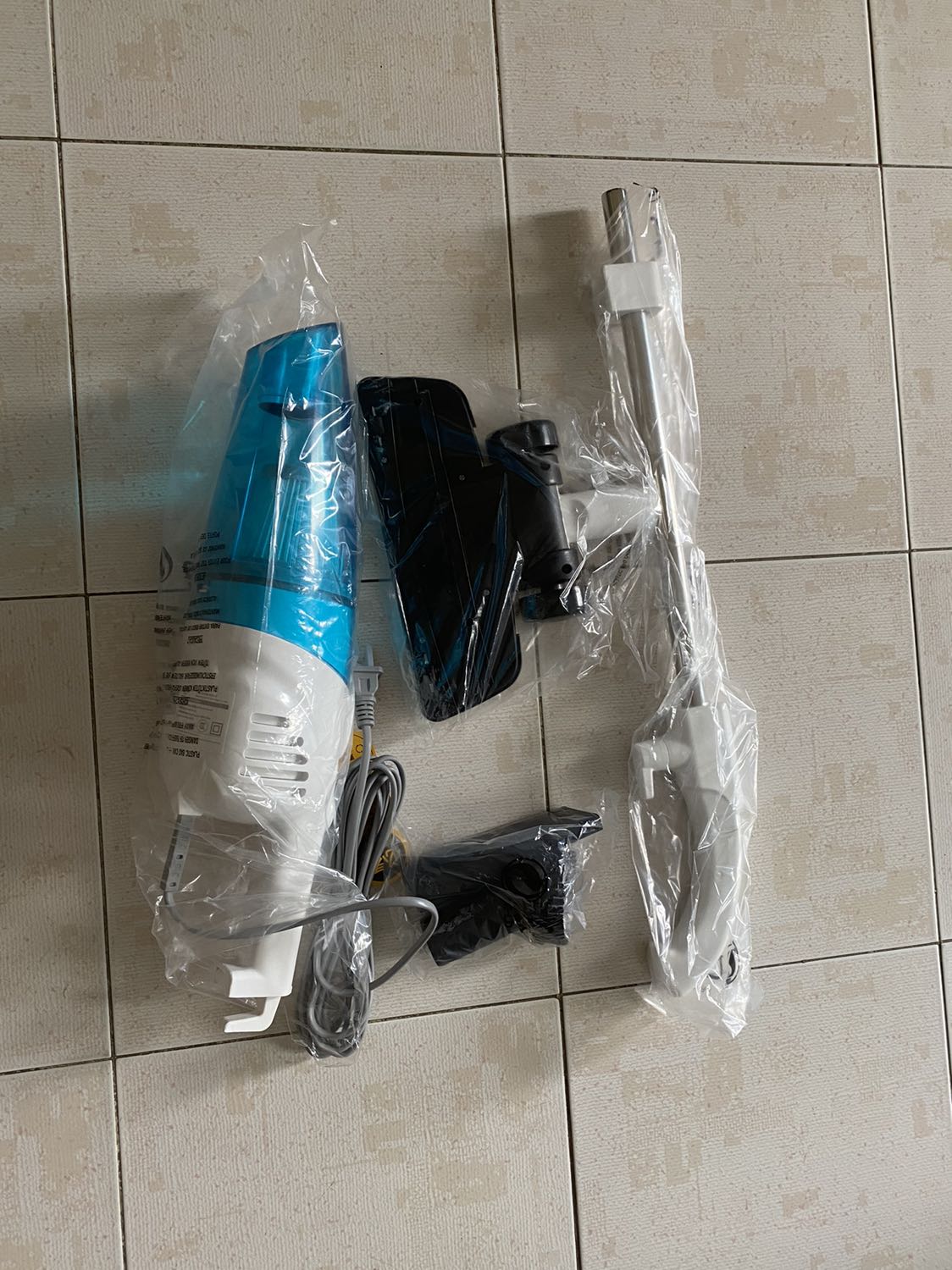 Nhận hàng là thử dùng ngay. Cảm nhận ban đầu là máy hút tốt, đặc biệt là khả năng hút tóc và các loại lông cực tốt. 
Tiếng ồn khi hút rất to, con mình đã khóc thét lên vì giật mình khi mới mở máy. 
Nhìn chung, chất lượng vượt mong đợi so với giá. 
Ai có nhu cầu nhưng không muốn đầu tư quá nhiều tiền vào máy hút bụi thì rất đáng cân nhắc.