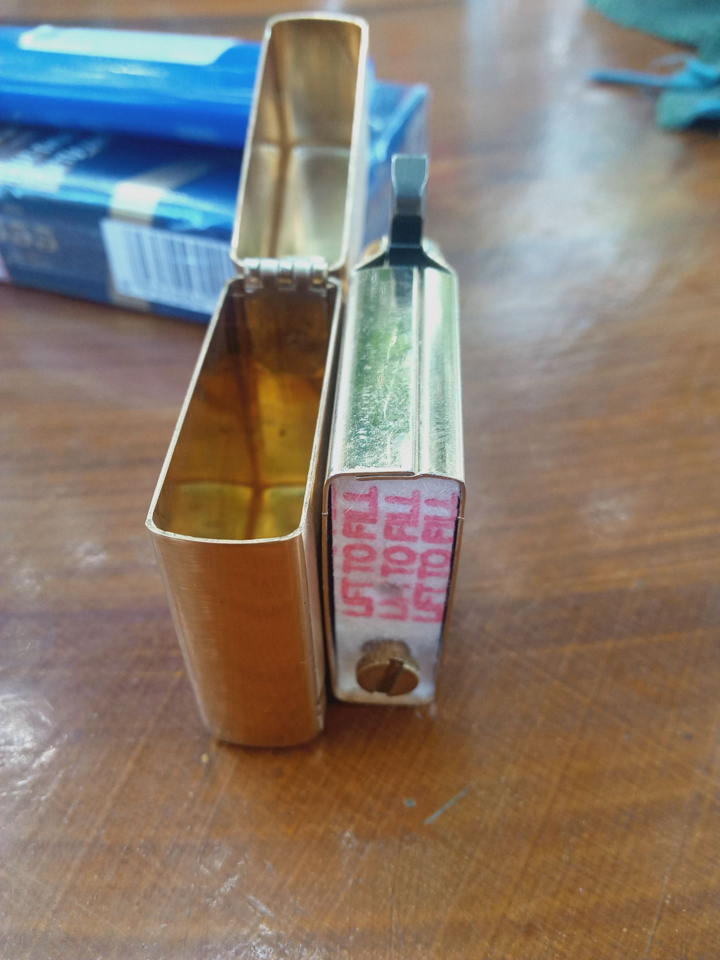 mình rất thất vọng về cái bật lửa zippo vừa nhận được với số tiền là 619.000₫ chỉ là một zippo hàng chợ nhưng tiki lại *** mình lấy 619.000₫ làm ăn chẳng uy tín gì hết, ruột zippo bị nối giáp lai, nếu tiki làm ăn uy tín thì liên hệ đổi lại cho mình,
thành thật cảm ơn! hàng điểu nên đổi lại nhé tiki