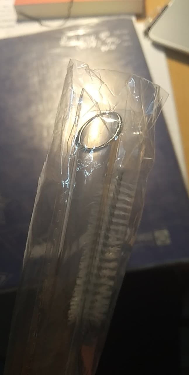 Nói chung khi dùng ống hút trà sữa thì giữa inox, tre, thủy tinh,v.v. Mình vẫn thích ống thủy tinh nhất, bởi nó dễ vệ sinh hơn, tránh ẩm mốc mà nhìn cũng nhã nhặn. Duy chỉ có điều khá dễ vỡ...
Mình mua loại 25cm hơi hối hận bởi dài quá không để vừa túi vải đựng ống hút của mình. Ống được làm chất lượng, vát đầu, đẹp.
Thôi lần tới mình đặt ống 22cm.