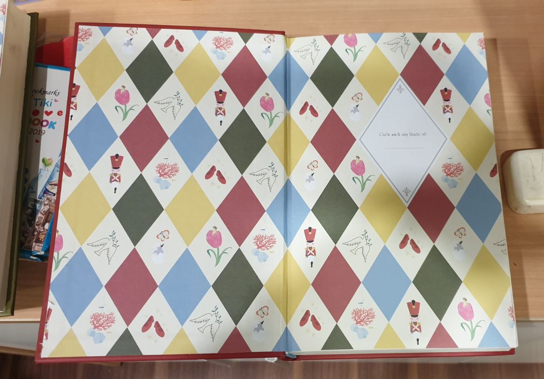 Đây là bộ truyện nằm trong danh mục phải bộ cho tủ sách gia đình.
Chờ mãi tiki mới giảm giá. Nhã Nam hoàn hiện bộ này khá tốt, cả bìa ngoài và chất lượng giấy bên trong, có tranh minh họa.
Tiki giao hàng bộ này nhanh, đóng gói tốt, không bị móp cạnh, dập góc!