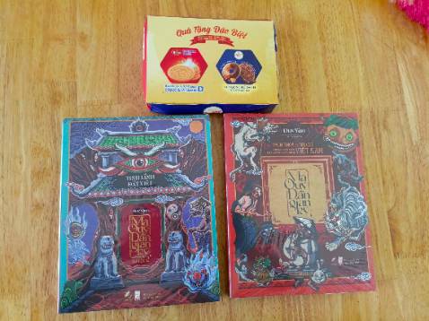 Canh được giá đang sale, lại còn được nhà sách tặng cho hộp bánh. Thank shop nhiều, sẽ mãi ủng hộ nhà sách lần sau.