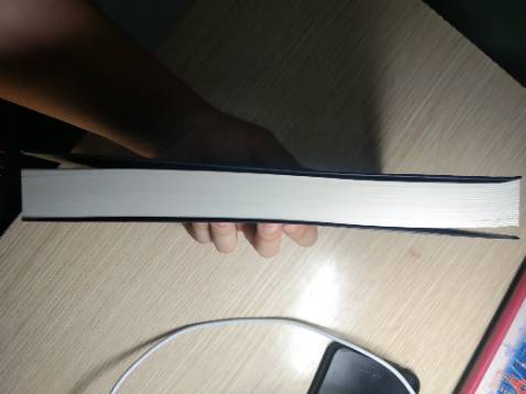 Đây là cuốn tệ nhất trong ba cuốn mình mua lần này. Kh nói đến nọi dung thì sách bị cong như con rắn luôn. Mình đang ráng cứu em nó cùng 2 cuốn mình đặt chung đây.T-T