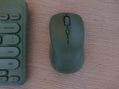 Giá tốt, chuột ko tiếng kêu. Bàn phím gọn nhẹ, gõ tạm ổn