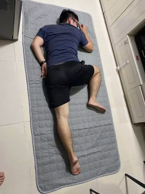 Sp rất ưng ý, mua cho chồng nằm mỗi khi say rượu, khen rất thoải mái :)) chất cotton nằm không bí lưng, đường chỉ may chắc chắn. Lớp trần bông không bị nhũn nhũn ọp ẹp. Vote 5 sao và đáng mua.