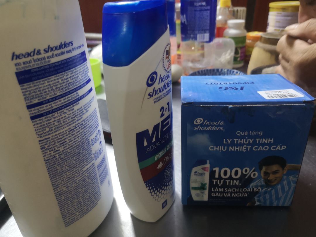 sản phẩm tặng kèm bị chảy ra , làm ướt cả hộp bên trong , mong shop lần sau đóng gói kỹ hơn