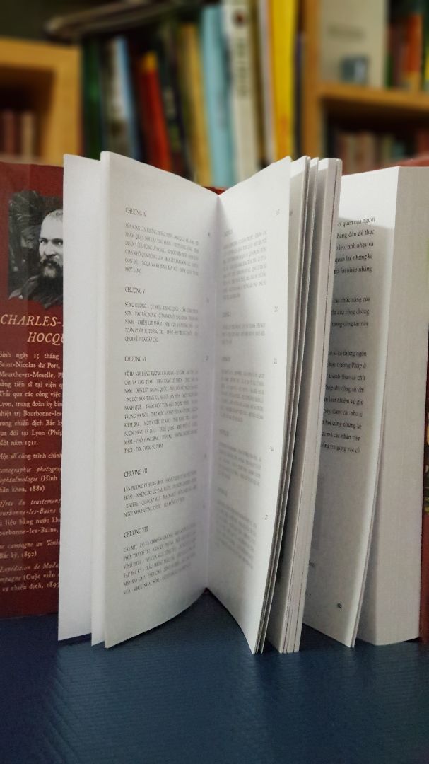 Tác giả mô tả rất chi tiết về cuộc sống ở Bắc và Trung kỳ trong khoảng thời gian 1884 đến 1886. Sách in trên giấy bóng, kèm theo nhiều ảnh minh hoạ.