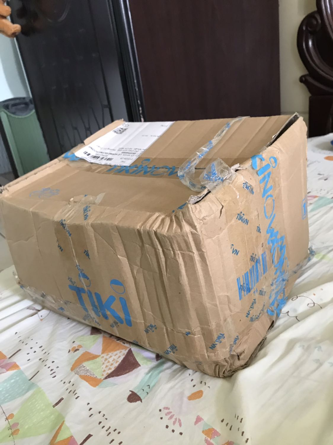 Mình là một trong những khách hàng trung thầy với tiki vì tiki luôn đem lại cho mình sự đảm bảo về chất lượng và giá cả. Nhưng lần này thì thật sự thất vọng vì tiki giao hàng trễ tận 5 ngày và thùng hàng thì nhàu nhĩ như là bị xé và quăng tới lui. Nhưng may là sách thì ko bị gì. Nhưng mong là tiki sẽ sửa đổi và có trách nhiệm hơn
