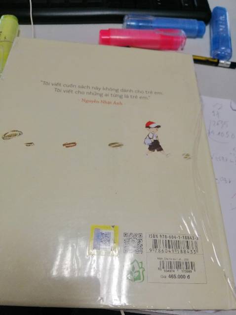 Phiên bản kỷ niệm mà lạ nhỉ, tờ giấy kỷ niệm 40 năm vắt ngang như trên hình k có. Mã QR thì bị cạo mất dù màng nhựa chưa tháo. Bìa sách bị dơ bên trong màng nhựa và góc bị cấn?