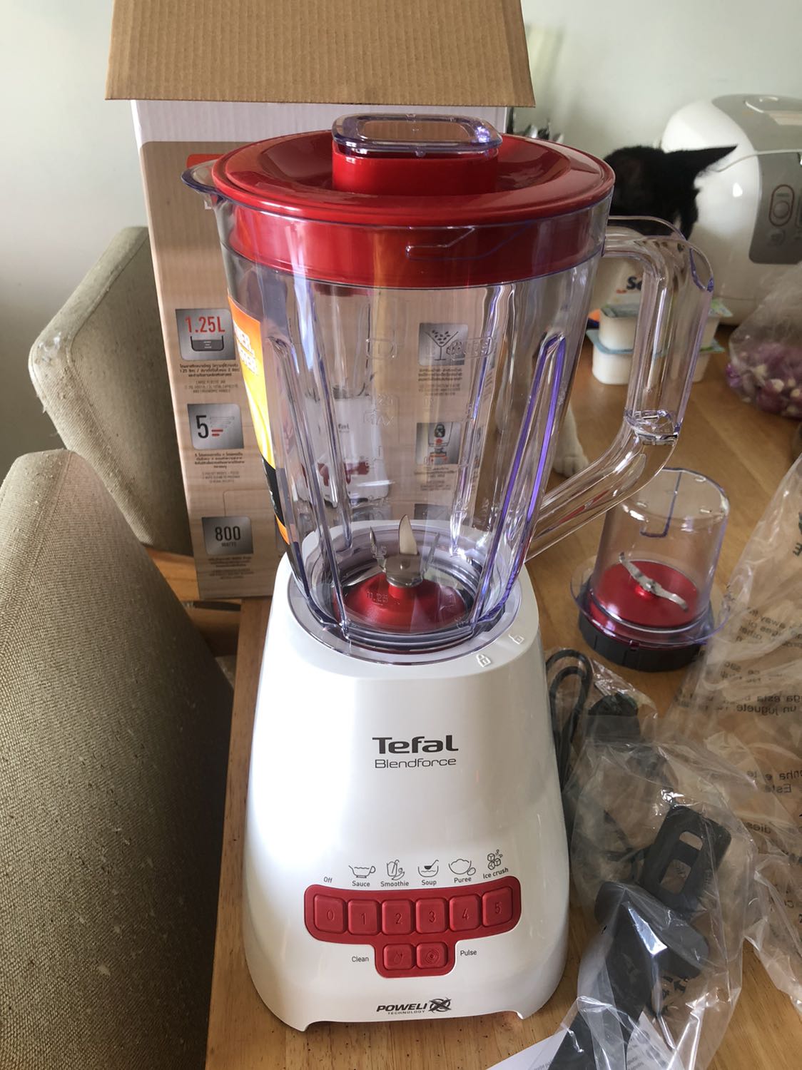 Máy rất đẹp. Cối nhựa nhưng vô cùng chắc chắn, màu sắc tranh nhã.