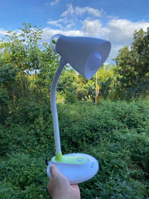 - Mình tham khảo thấy trên top sp bán chạy thì thấy k ưng lắm những sp đèn thế hệ mới vì ngại k thay được bóng nên vẫn quay về với Rạng Đông. Mình thấy mẫu này đơn giản mà đẹp nên quyết định chọn.
- Mình bất ngờ vì đèn cầm chắc tay lắm luôn ấy. Màu xinh, đèn sáng đủ dễ chịu và kết cấu chắc chắn, yên tâm khi sử dụng. Mình tìm mua mà thấy ít người đánh giá quá nên mình sẽ đánh giá thực để cho ai cần thì nên cân nhắc mua loại này nha :D Trên đầu đèn có 2 cái nhánh cây xinh chưa này.
- Mình mua bên shop giá rẻ nhất sàn luôn, hàng chính hãng, đóng gói cẩn thận lắm nhé.
- Xứng đáng chất lượng trong tầm giá 👍