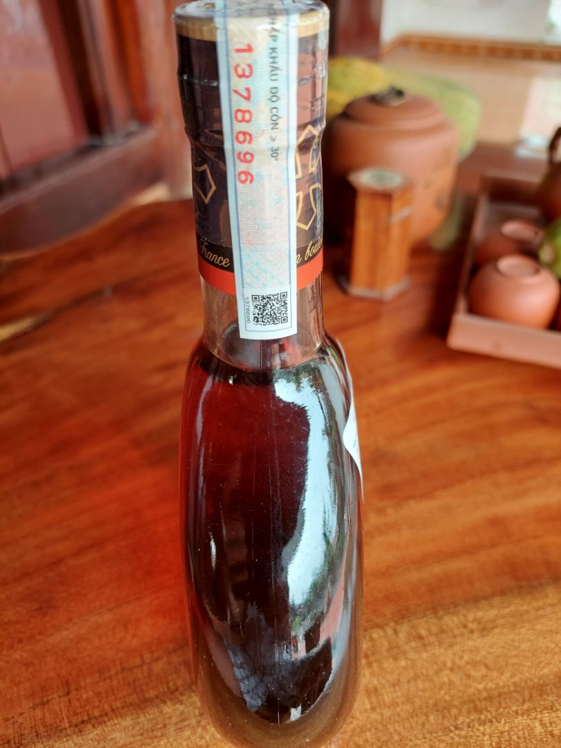 đã nhận đc sản phẩm hôm 1.1.2023.xin đánh giá như sau. có 2 tem chống hàng giả. quét mã vạch.tem giữa chai.thì ra rượu xo. giá 520.000đ .quét mã vạch trên đầu chai thì không ra sp.không biết do phần mềm hay do sp. chất lương thì chưa dùng nên chưa dám nhận xét. 1 cái ly đi kèm hộp thì bị vỡ do vận chuyển.và không chèn chắc bên trong. đề nghị shop gửi cho 1 ly khác.nếu có thể. vì rượu làm quà biếu. chất lượng rượu thế nào ai dùng rồi thì cho đánh giá.để đảm bảo uy tín và danh dự cho shop.tạm thời cho shop4sao.thanks