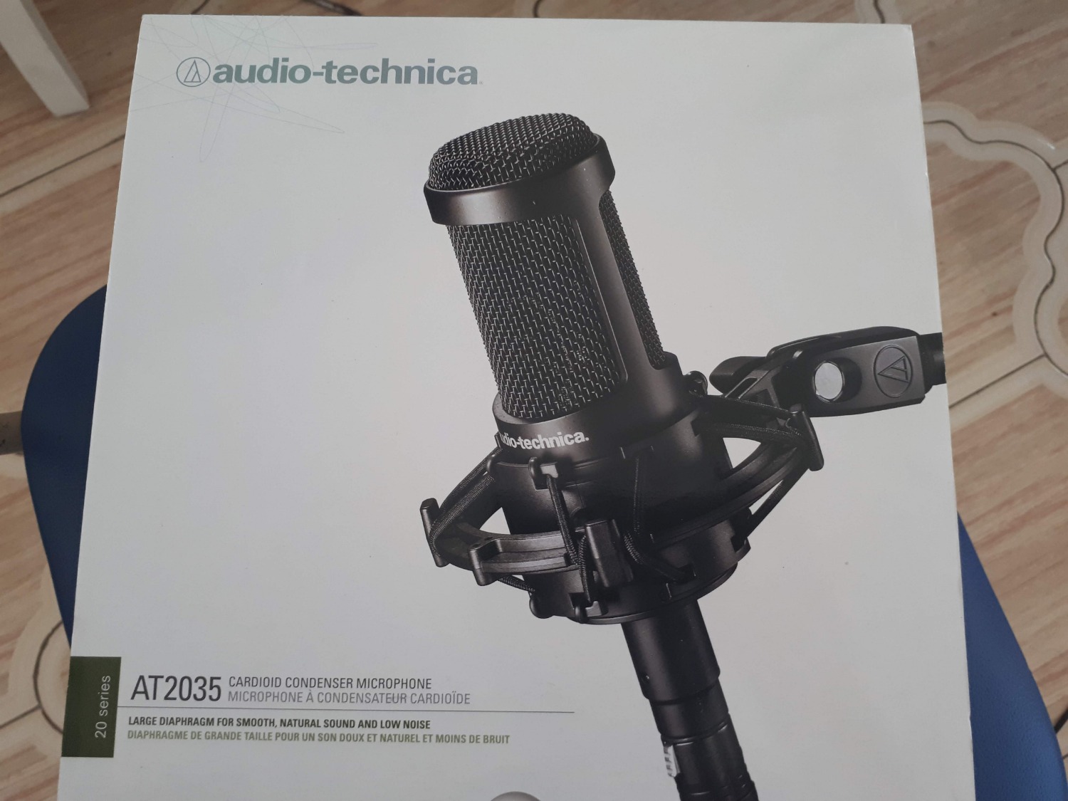 Tầm mic phổ thông thì dòng AT của Audio Technica là best rồi.
Thân mic đẹp và chắc chắn, thu tiếng cực kỳ nhạy và chính xác. Rất hút tiếng nên cũng thu luôn nhiều tạp âm môi trường nếu có.
Mic có kèm shockmount để lắp và túi đựng.
Mặt trước mic có in tên hãng và logo, tiếc là không có đèn led chỉ thị.
Mặt sau mic có 2 nút gạt:
 - Một là roll-off 80Hz giúp giảm các âm siêu trầm, giảm âm hơi các phụ âm "ph", "th", 
 "b", "p" giúp giọng nhẹ hơn và trong hơn, đồng thời giảm được một số tạp âm. 
 - Nút còn lại là padding 10Db giúp giảm âm lượng khi thu trực tiếp các nguồn âm có 
 cường độ cao,