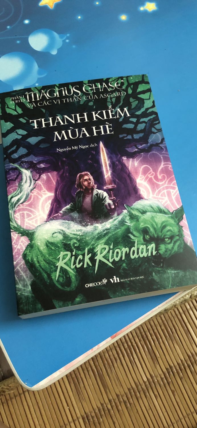 Mình mới nhận sách, chưa đọc nên chưa đánh giá về sách được. Nhưng giao hàng thì rất nhanh. Sách cũng đẹp. Mà rẻ hơn giá bìa rất nhiều nữa. Khi nào đọc xong mình sẽ review lại nhé