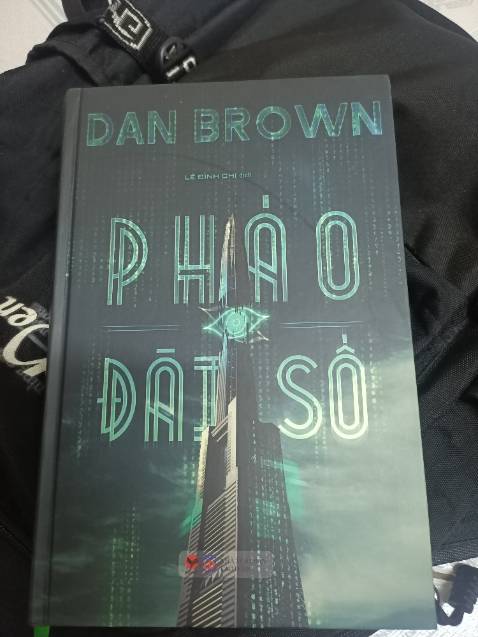 Nội dung hấp dẫn, đọc quyển này như 1 bộ phim chiếu rạp íiii, nói chung đáng để đọc. Có một điều thú zị là mình đang đọc thì phát hiện sách bị lủng 1 lỗ. Không biết là nhà xuất bản vô tình hay cố ý tạo điểm nhấn trong quyển sách nữa:)))
