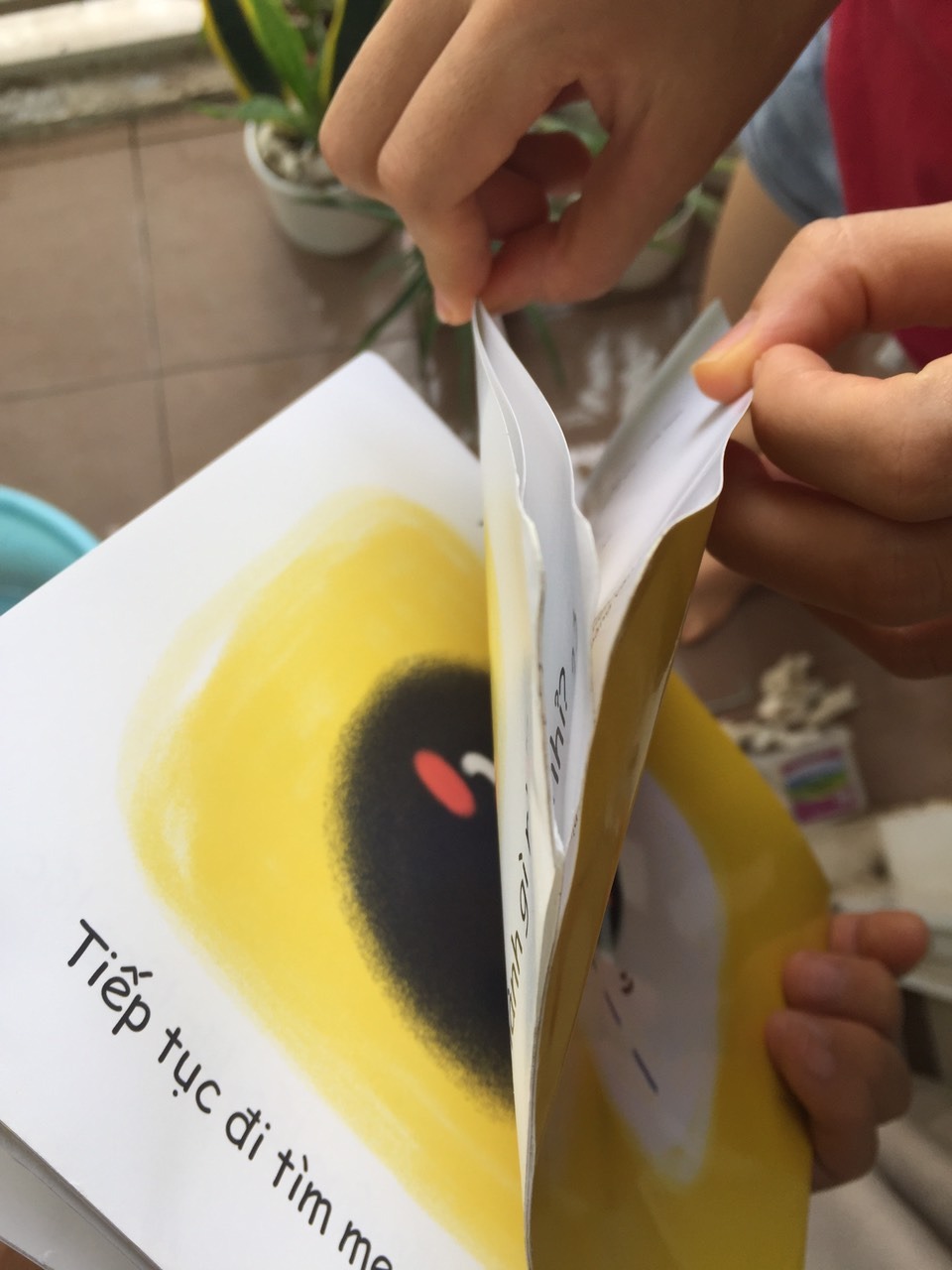 Mình đặt 2 cuốn, nhận hàng thấy sách bị CŨ, đính nước từ trước và đã khô lại, làm các trang sách dính vào nhau. Đã gọi điện yêu cầu trả lại hàng, được xác nhận NHƯNG 1 tuần chưa thấy đến lấy hàng và hoàn tiền. 
Mình trước đây rất ưng cách tiki phục vụ và đóng gói sản phẩm, nhưng 2 lần mua sách gần đây của mình tại tiki đều thấy phần đóng hàng có vấn đề, truyện cho các bẻ mỏng mà đóng hàng gập gãy sách lại cho vừa cái hộp nhỏ hơn.