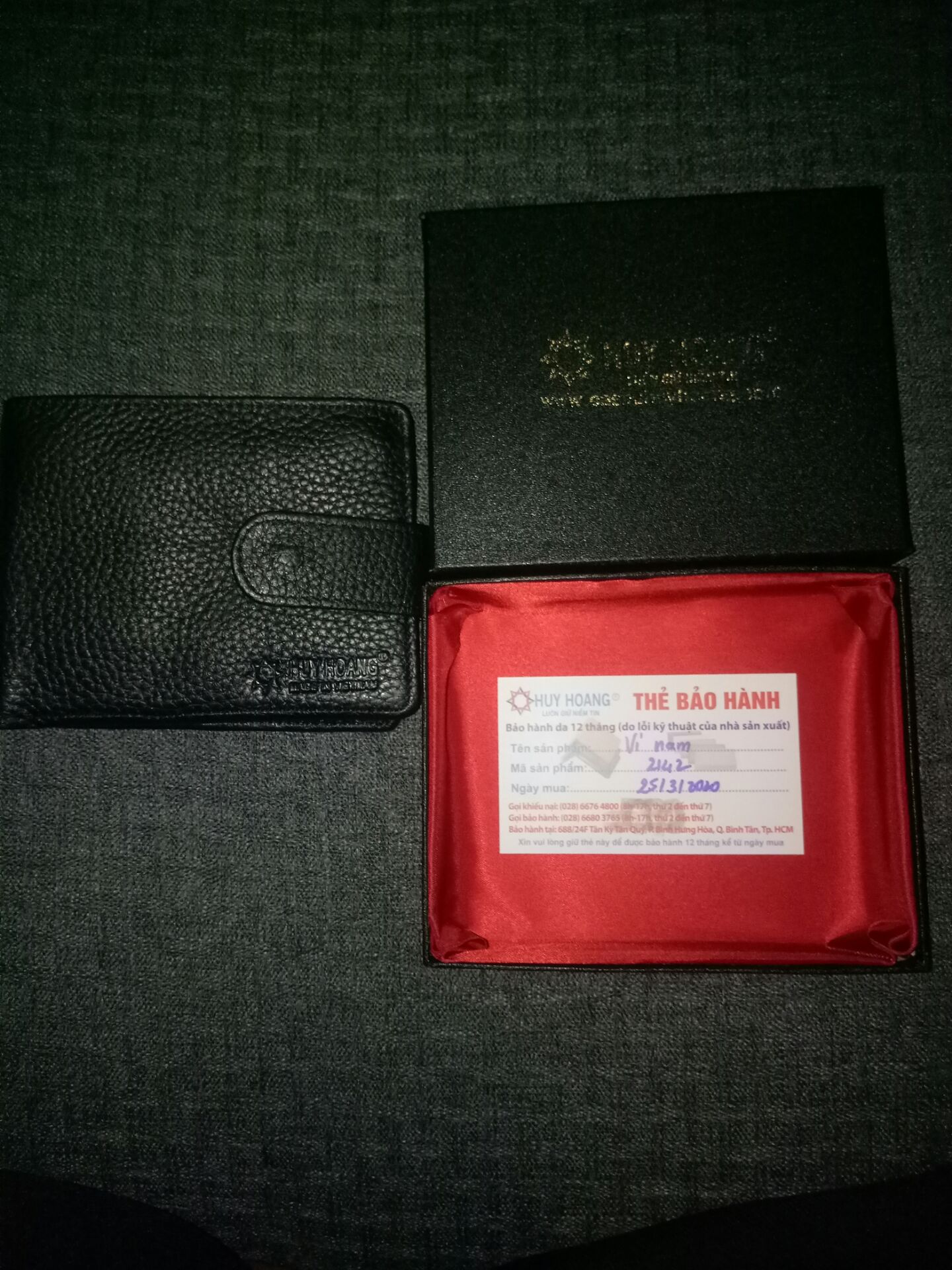 sản phẩm đúng như hình ảnh mà tiki đăng bán 
sản phẩm được gia công tỉ mỉ từng đường chỉ 
sản phẩm tuy mới nhưng không hôi mùi mấy 
có thẻ bảo hành 12 tháng của nhà sản xuất trong đó ghi rõ 
tên sản phẩm 
mã số sản phẩm 
ngày mua 
và có *** để 
gọi khiếu nại 
gọi bảo hành 
và có địa chỉ cửa hàng bảo hành rõ ràng 
sản phẩm cũng rất mềm không cứng 
giao hàng nhanh 
sản phẩm được bọc rất nhiều lớp và kĩ càng ở cửa hàng và tiki cũng vậy 
em trai giao hàng nhanh nhẹn vui vẻ