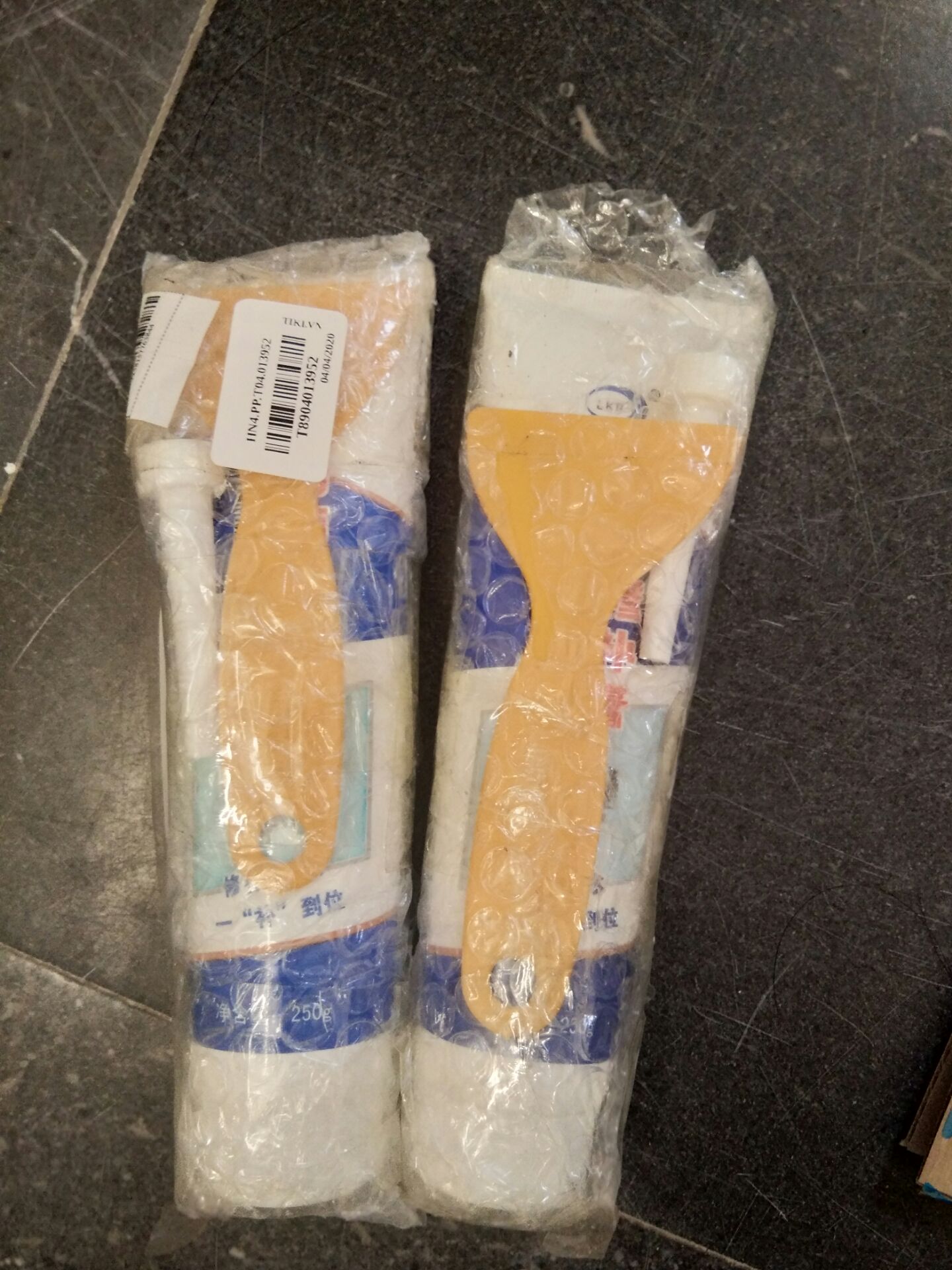 Tiki giao hàng nhanh. Keo dễ thao tác, không bị mùi khó chịu. mình mua 2 tuýp đc khuyến mãi thêm 2 cái gạt. Gạt khuyến mãi hơi nhỏ nên mình dùng thêm gạt riêng. Trong lúc làm có bị keo dính tay thì cũng dễ rửa trôi với nước. 
Mình quên không hỏi bao lâu thì keo khô, nói chung cũng không khô quá nhanh nên có thể làm từ từ bình tĩnh. 
Nhà dễ nồm nên mình đang *** keo có chống ẩm đc k, có gì sẽ update tiếp.