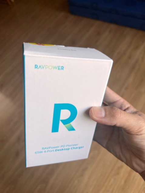 Giao hàng tikinow siêu nhanh, sản phẩm đóng gói kĩ, tem niêm phong chỉnh chu. Ngoại hình rất cứng cáp, độ hoàn thiện cao. Xạc được nhiều thiết bị cùng lúc kể cả Macbook, xài lâu không bị nóng. 

Điểm trừ duy nhất là giá còn hơi cao, nhưng tiền nào của đó thôi.