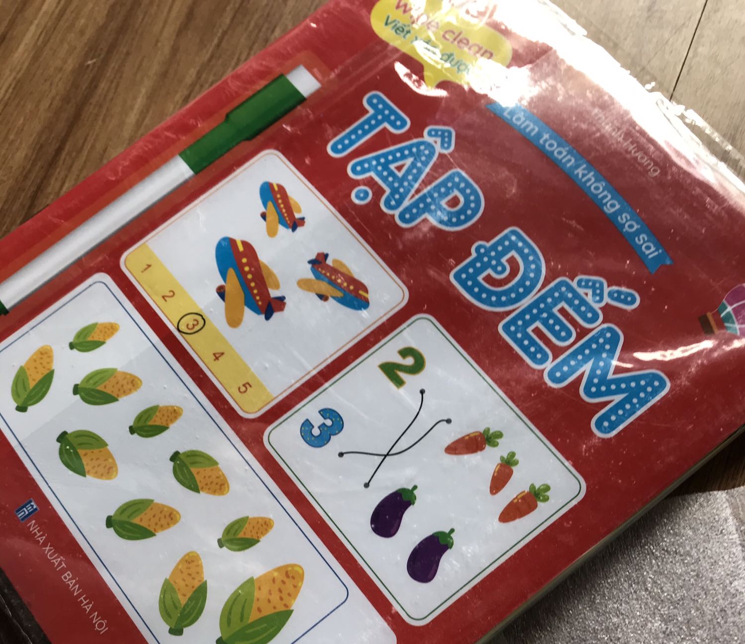 4 quyển mỏng.
Chưa sử dụng nên chưa biết ntn.