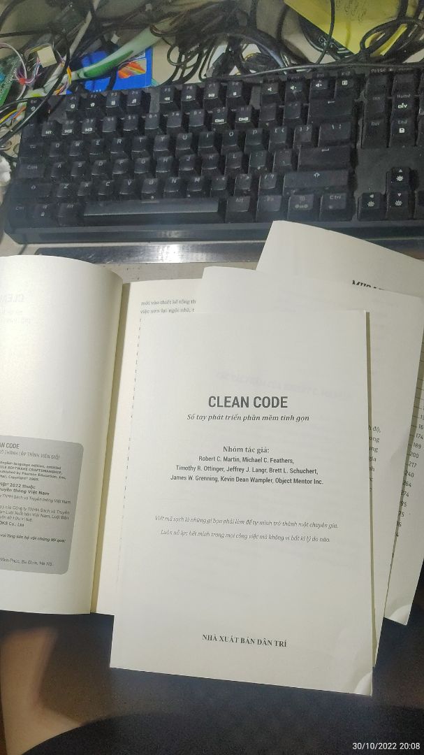 Nhà in đóng sách cẩu thả, nơi bán khi giao hàng cũng không kiểm tra, các trang chưa đóng hết vào gáy sách. Cho 3 sao vì chất lượng giấy in và chất lượng in tốt, giao hàng nhanh chóng.