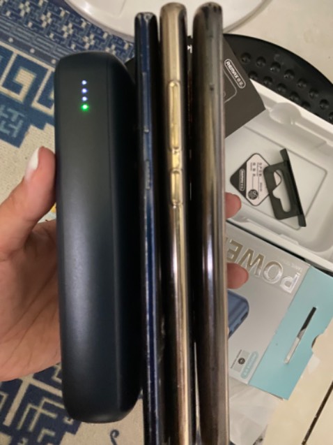 Pin khá dày và nặng, sạc bằng dây nhanh hơn là sạc không dây, sạc ko đây được cả khi gắn ốp lưng, sạc đầu vào cũng tầm bằng với các loại khác, về chất lượng sẽ dùng tiếp và feedback sau. Shipper nhiệt tình thân thiện, thanks all