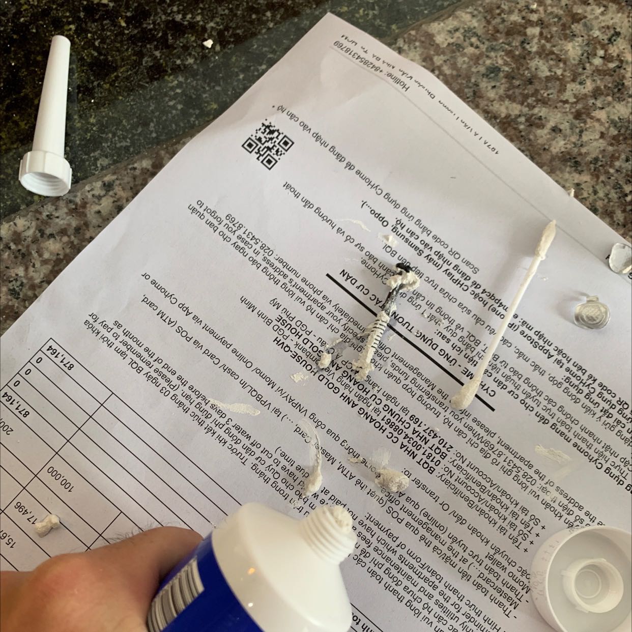 Sản phẩm chất lượng kém , keo khô , hư và đặc như vôi đóng cục không thể nặn ra khỏi tuýp để  sử dụng được . Mua 5 chai thì khui thử 3 chai đều hư cả. Liên hệ shop thì shop chống chế loại mới phải cắt đôi chai keo ra mới sử dụng được. 
1. Cắt ra xài o hết thì làm sao sử dụng được cho lần sau ?
2. Keo dạng mới đặc thì cho thêm cái ống nhọn để làm gì sao mà nặn ra được ?