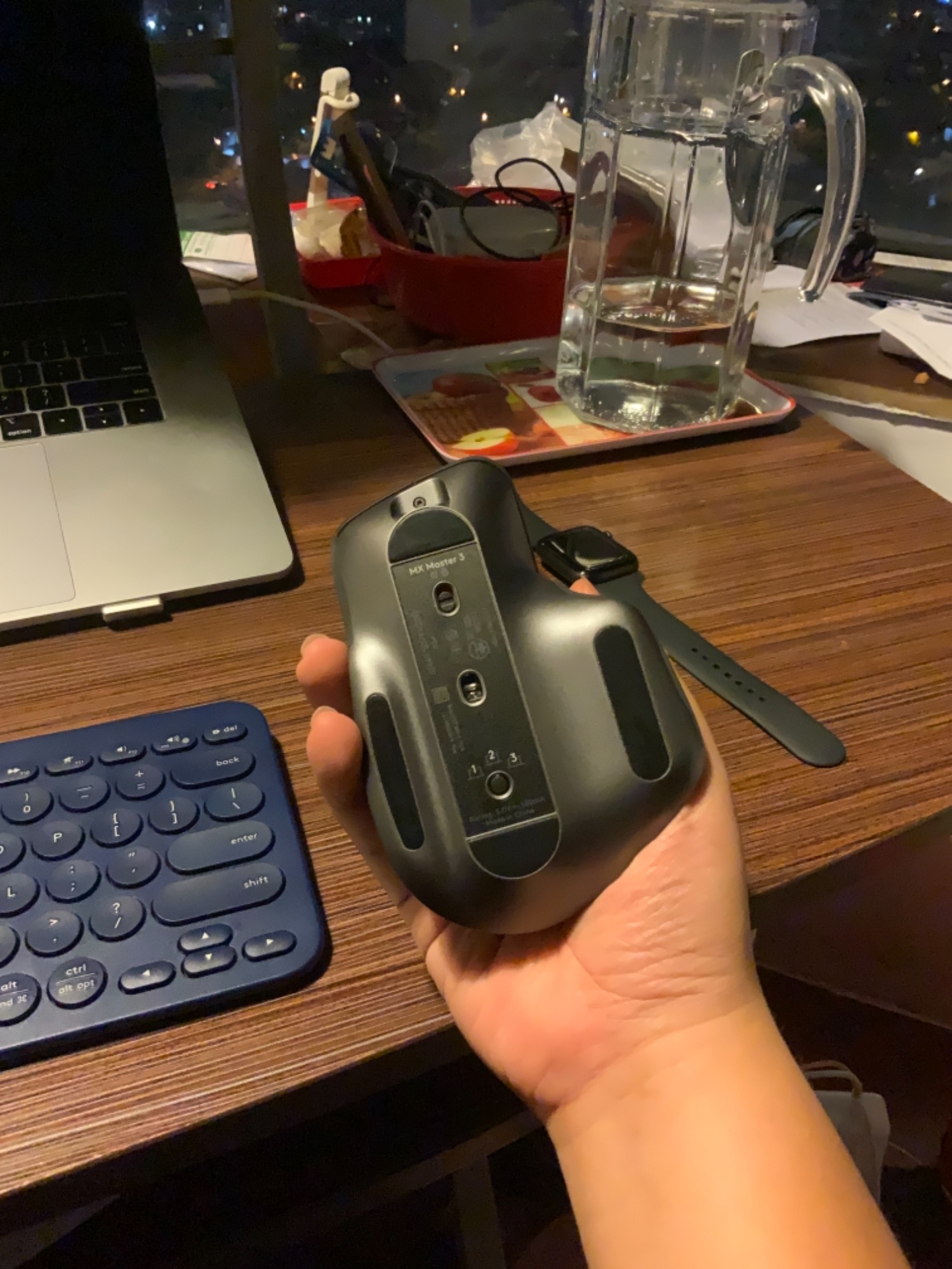 Highly recommend cho những bạn văn phòng, tay to và tập trung vào công năng sản phẩm nhé. Con chuột này nằm ngoài sức tưởng tượng của mình về chuột văn phòng luôn đó.

Gần đay mình phát sinh nhu cầu mua chuột bluetooth mới, nhu cầu văn phòng thôi nên cũng nghĩ việc tìm chuột cũng khong mấy lựa chọn đủ khác biệt. Mình thì ko hứng thú với chuột gaming lắm, hầm hố màu mè kiểu gì ý, nên khi thoáng nhìn con MX Master 3 này cũng nghĩ chung loại nên không tìm hiểu sâu hơn. Cho tới khi tìm mua chuột, mình mới biết sự hầm hố đó là dày công nghiên cứu để mang tính “công thái học” - cầm vào nó đơn giản là vừa y và mình dùng nó cả ngày không sợ mỏi + nhiều nút tính năng rất tiện.

Thêm một điểm cộng lớn mà gói mình được ước tính giao vào CN, trời ơi mua một con chuột đắt tiền hóng chết được nhưng không store nào có tikinow hết sao giờ. Cho tới khi mình được nhận nó vào T4 (chỉ sau 2 ngày đặt hàng). Yêu và vui hết mức.